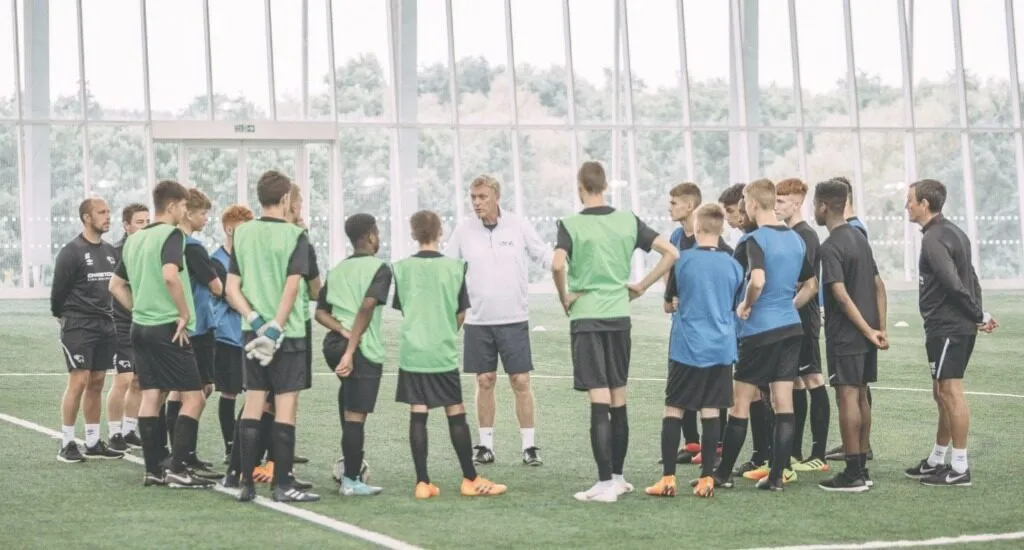 Luật bóng đá sân 9 người: Những quy định cơ bản cần biết