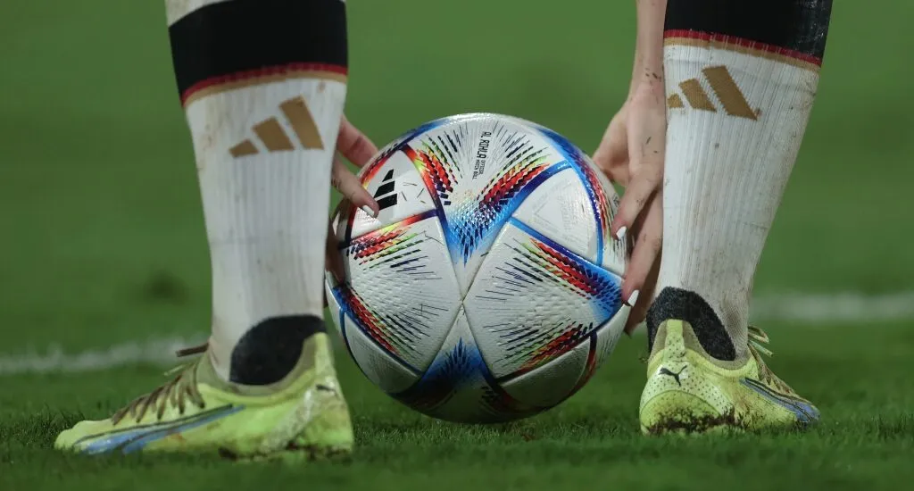 Luật trả bóng trong bóng đá