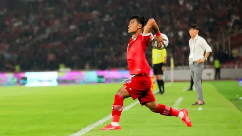 Khái quát và phạm vi áp dụng của luật ném biên bóng đá