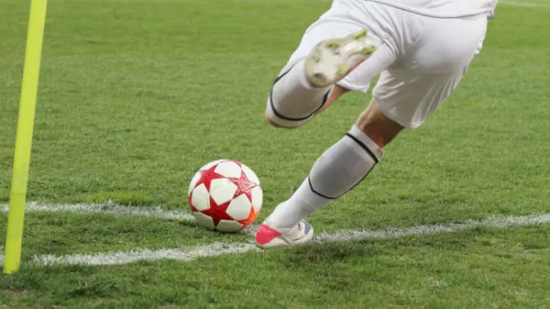 Trang bị sân bãi và vai trò trọng tài trong tình huống góc