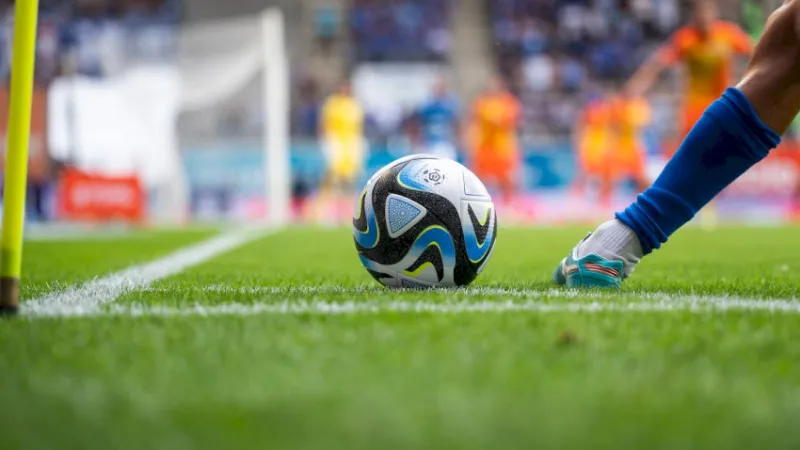 Cẩm Nang Luật Phát Góc Sân Bóng Mini: Quy Định, Lỗi, Mẹo